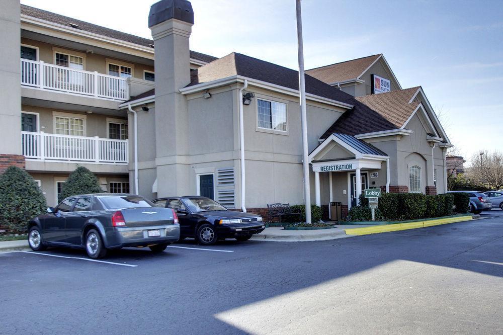 Intown Suites Extended Stay Greensboro Nc - Lanada Экстерьер фото